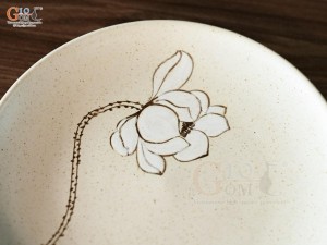 Đĩa tròn men kem tấm vẽ Bạch Liên, đường kính 18cm