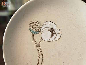 Đĩa tròn men kem tấm vẽ Bạch Liên, đường kính 20cm