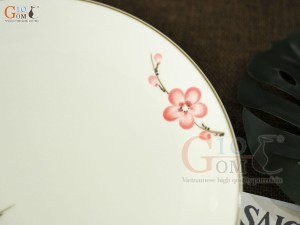 Đĩa tròn men kem vẽ hoa đào đỏ, 16cm