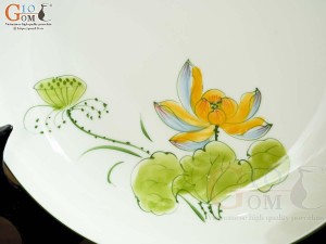 Đĩa tròn men kem vẽ hoa Sen vàng, đường kính 16cm