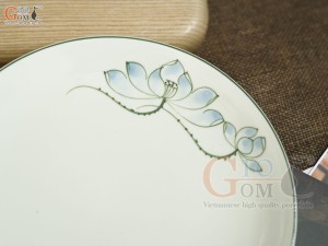 Đĩa tròn men kem vẽ hoa Sen xanh, 20cm