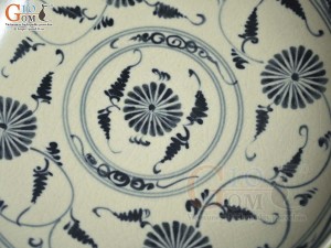 Đĩa tròn men rạn họa tiết hoa cúc, đường kính 20cm