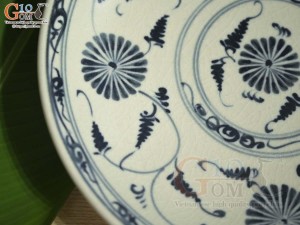 Đĩa tròn men rạn họa tiết hoa cúc, đường kính 20cm