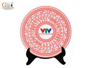 Đĩa tròn men trắng cảnh Đông Sơn Âu Lạc in logo VTV, màu đỏ đường kính 26cm