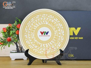 Đĩa tròn men trắng cảnh Đông Sơn Âu Lạc in logo VTV, đường kính 26cm