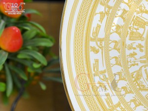 Đĩa tròn men trắng cảnh Đông Sơn Âu Lạc in logo VTV, đường kính 26cm