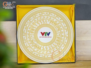 Đĩa tròn men trắng cảnh Đông Sơn Âu Lạc in logo VTV, đường kính 26cm