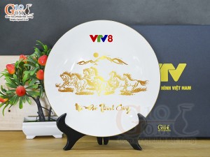 Đĩa tròn men trắng cảnh Mã Đáo Thành Công vàng kim in logo VTV8, đường kính 26cm