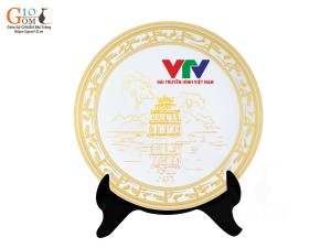 Đĩa tròn men trắng cảnh Tháp Rùa vàng kim, in logo VTV, đường kính 26cm