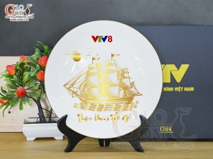 Đĩa tròn men trắng cảnh Thuận Buồm Xuôi Gió vàng kim in logo VTV8, đường kính 26cm