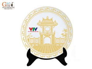 Đĩa tròn men trắng cảnh Văn Miếu Quốc Tử Giám, in logo VTV, đường kính 26cm