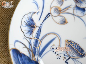 Đĩa tròn men trắng hoa Sen tràm cổ vẽ vàng 24k, đường kính 18cm