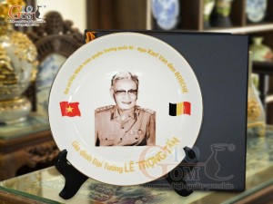 Đĩa tròn men trắng in ảnh Đại Tướng Lê Trọng Tấn quà tặng Đại sứ Đặc Mệnh toàn quyền Vương quốc Bỉ