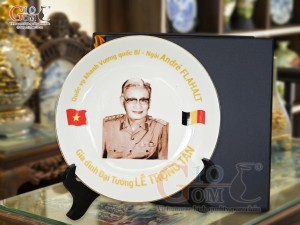 Đĩa tròn men trắng in ảnh Đại Tướng Lê Trọng Tấn quà tặng Quốc vụ khanh Vương quốc Bỉ