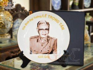 Đĩa tròn men trắng in ảnh Đại Tướng Lê Trọng Tấn