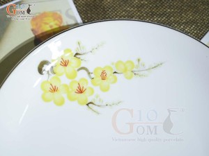 Đĩa tròn men trắng vẽ hoa Mai vàng, đường kính 22cm