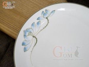 Đĩa tròn men trắng vẽ hoa Sen xanh, đường kính 24cm