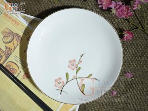 Đĩa tròn sâu lòng men trắng vẽ đào hồng, đường kính 20cm
