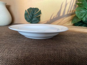 Đĩa tròn sâu lòng men trắng vẽ hoa Đào xanh, đường kính 18cm