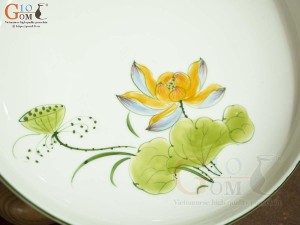 Đĩa tròn sâu men kem vẽ hoa Sen vàng, đường kính 19cm H4.5cm