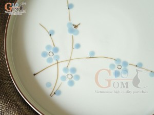 Đĩa tròn thành cao men kem vẽ hoa Đào xanh, đường kính 17cm