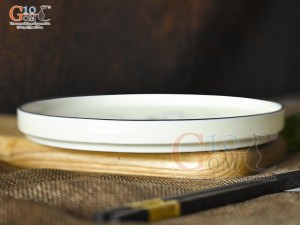 Đĩa tròn thành cao men kem vẽ hoa Sen đen, đường kính 17cm