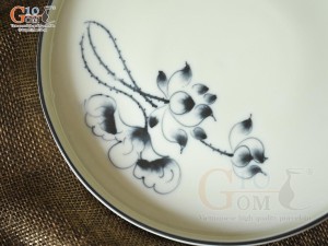 Đĩa tròn thành cao men kem vẽ hoa Sen đen, đường kính 17cm