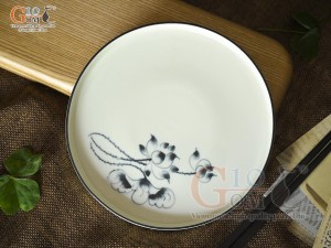 Đĩa tròn thành cao men kem vẽ hoa Sen đen, đường kính 17cm