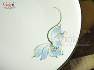 Đĩa tròn thành cao men kem vẽ hoa Sen xanh, đường kính 17cm