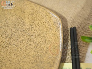 Đĩa vuông ảo men gốm vàng, kích thước 21cm 