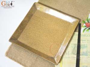 Đĩa vuông cao thành men gốm vàng, kích thước 24x24cm