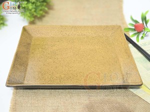 Đĩa vuông cao thành men gốm vàng, kích thước 24x24cm
