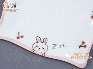 Đĩa vuông lượn 2 ngăn men trắng vẽ thỏ con chỉ hồng, 19cm