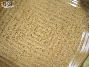 Đĩa vuông lượn men gốm vàng, 17cm