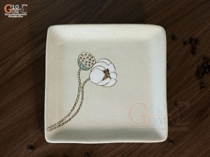Đĩa vuông men kem tấm vẽ Bạch Liên, đường kính 20cm