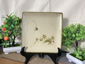 Đĩa vuông men kem vẽ chuồn tre, 20cm