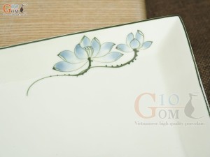 Đĩa vuông men kem vẽ hoa sen xanh, kích thước 20x20cm