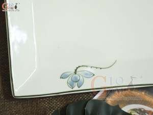 Đĩa vuông men kem vẽ hoa sen xanh, kích thước 20x20cm