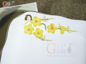 Đĩa vuông sâu lòng men trắng vẽ hoa Mai vàng, 18cm