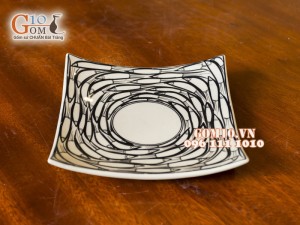 Đĩa vuông vếch men kem vẽ cá đàn 20cm