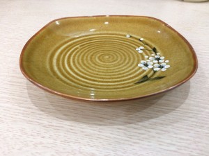 Đĩa vuông vênh  Hoàng thổ 18cm 