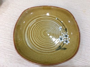 Đĩa vuông vênh  Hoàng thổ 18cm 