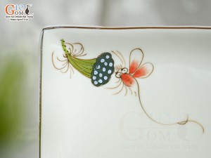 Đĩa vuông vênh men kem vẽ Chuồn Sen 25cm