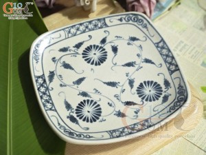 Đĩa vuông vênh men rạn họa tiết hoa cúc, 20cm