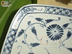 Đĩa vuông vênh men rạn họa tiết hoa cúc, 20cm