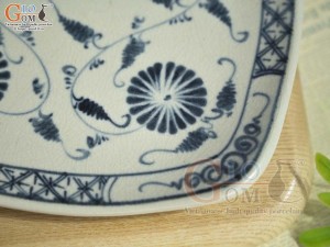 Đĩa vuông vênh men rạn họa tiết hoa cúc, 20cm