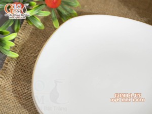 Đĩa vuông vênh men trắng kẻ chỉ vàng kim, cạnh 20cm