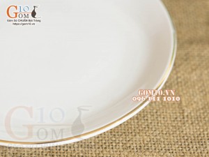 Đĩa vuông vênh men trắng kẻ chỉ vàng kim, cạnh 20cm