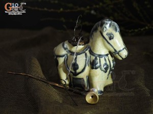 Điếu con giống dáng ngựa men rạn cổ, cao 12cm