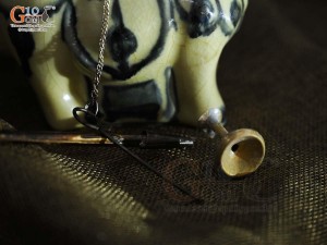 Điếu con giống dáng ngựa men rạn cổ, cao 12cm